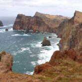 Paysage à Madère avec des falaises qui se jettent dans l'eau de l'océan