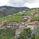 Paysage à Madère avec des habitations à flanc de montagne