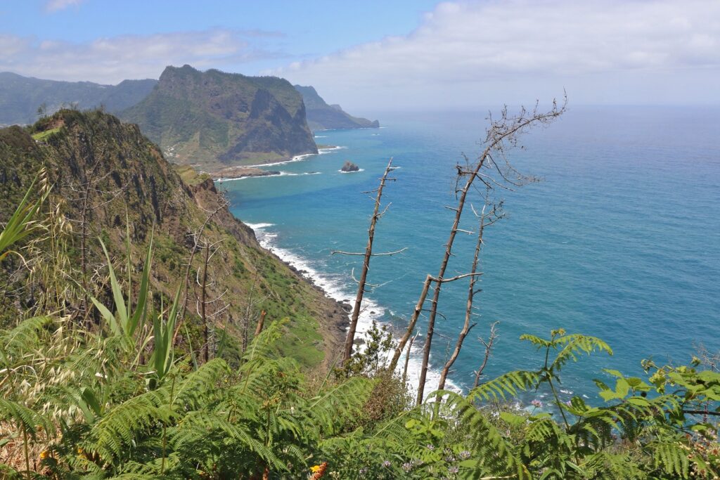 Paysage typique de Madère avec des falaises qui se jettent dans l'eau de l'océan, avec une eau bleu turquoise
