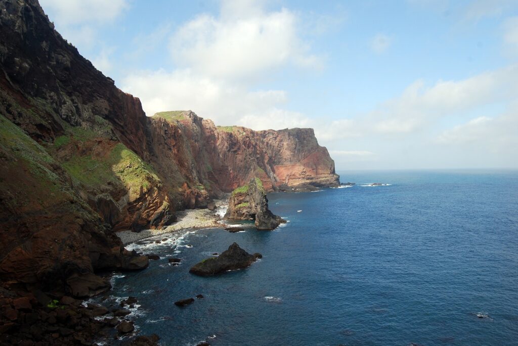 Paysage de littoral avec l'eau bleu de Madère et des falaises qui se jettent dans l'eau