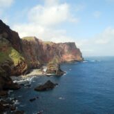 Paysage de littoral avec l'eau bleu de Madère et des falaises qui se jettent dans l'eau