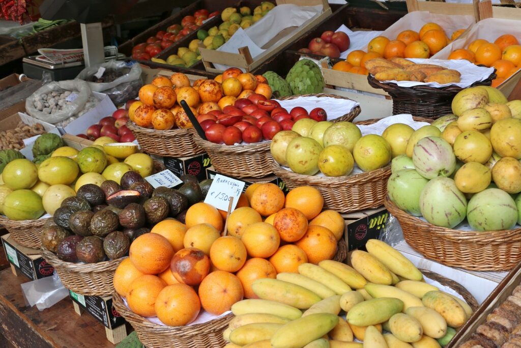 Photo d'une étal d'un marché à Madère avec différents prix