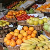 Photo d'une étal d'un marché à Madère avec différents prix
