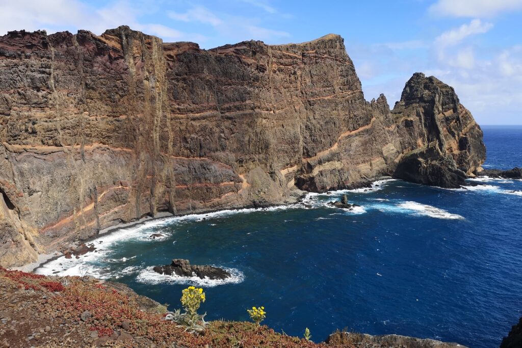 Paysage de Madère avec un bord d'océan où les sommets se jettent dans l'océan