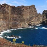 Paysage de Madère avec un bord d'océan où les sommets se jettent dans l'océan