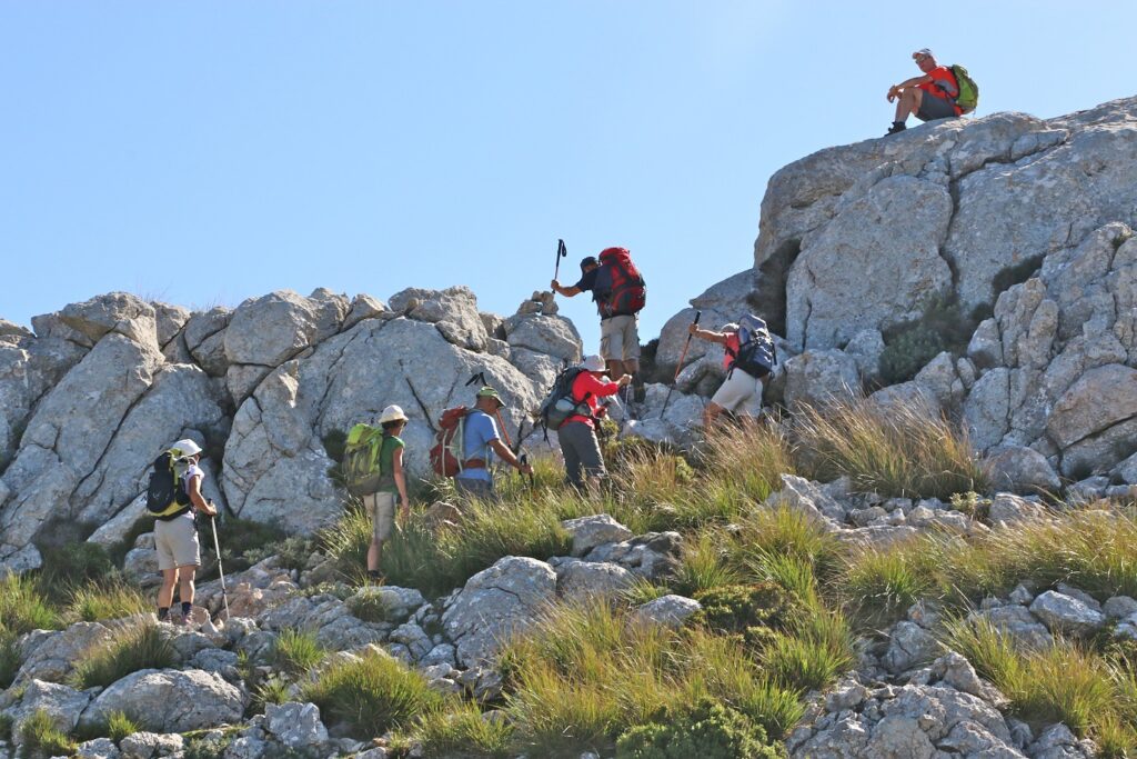 Groupe de randonneurs en liberté sur un sentier dans les Baléares