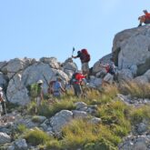 Groupe de randonneurs en liberté sur un sentier dans les Baléares