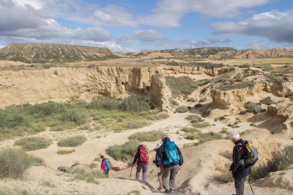 Groupe de randonneurs dans le désert des Bardenas