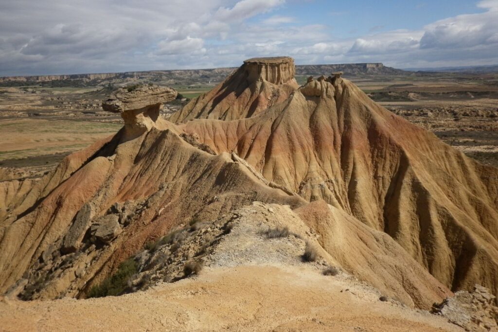 Paysages des mallos de rigolos avec différentes couleurs orangées et ocre et un ciel bleu