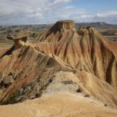 Paysages des mallos de rigolos avec différentes couleurs orangées et ocre et un ciel bleu