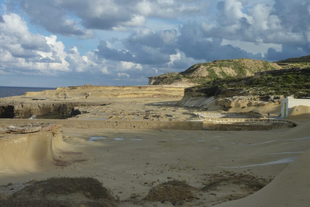 Paysage de bord de mer sur l'île de Gozo avec du sable et des rochers sur les bords