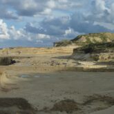 Paysage de bord de mer sur l'île de Gozo avec du sable et des rochers sur les bords