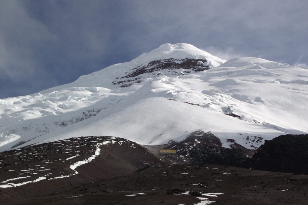 Sommets de montagne en Équateur enneigés