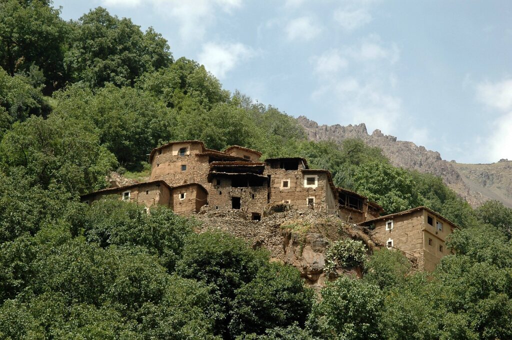 construction typique du Maroc avec des maisons en pierre caractéristiques