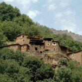 construction typique du Maroc avec des maisons en pierre caractéristiques