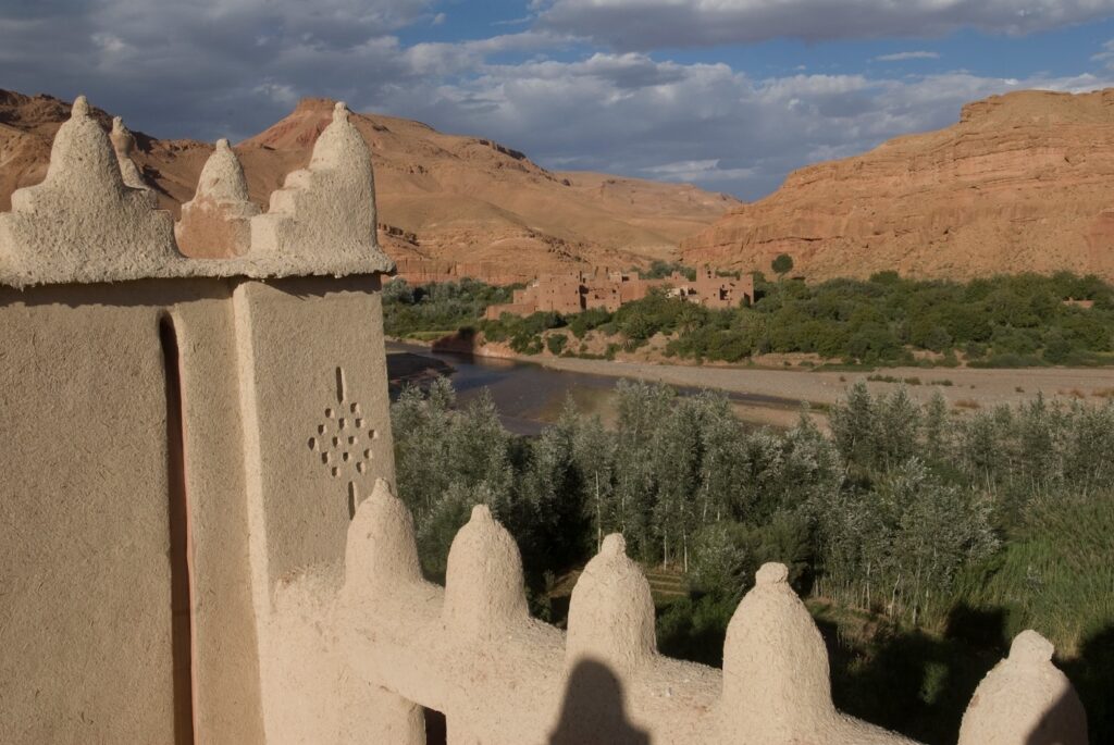 Prise de vue depuis l'intérieur d'un village marocain de ce qui entoure la ville, la végétation, etc
