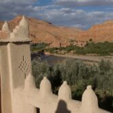 Prise de vue depuis l'intérieur d'un village marocain de ce qui entoure la ville, la végétation, etc