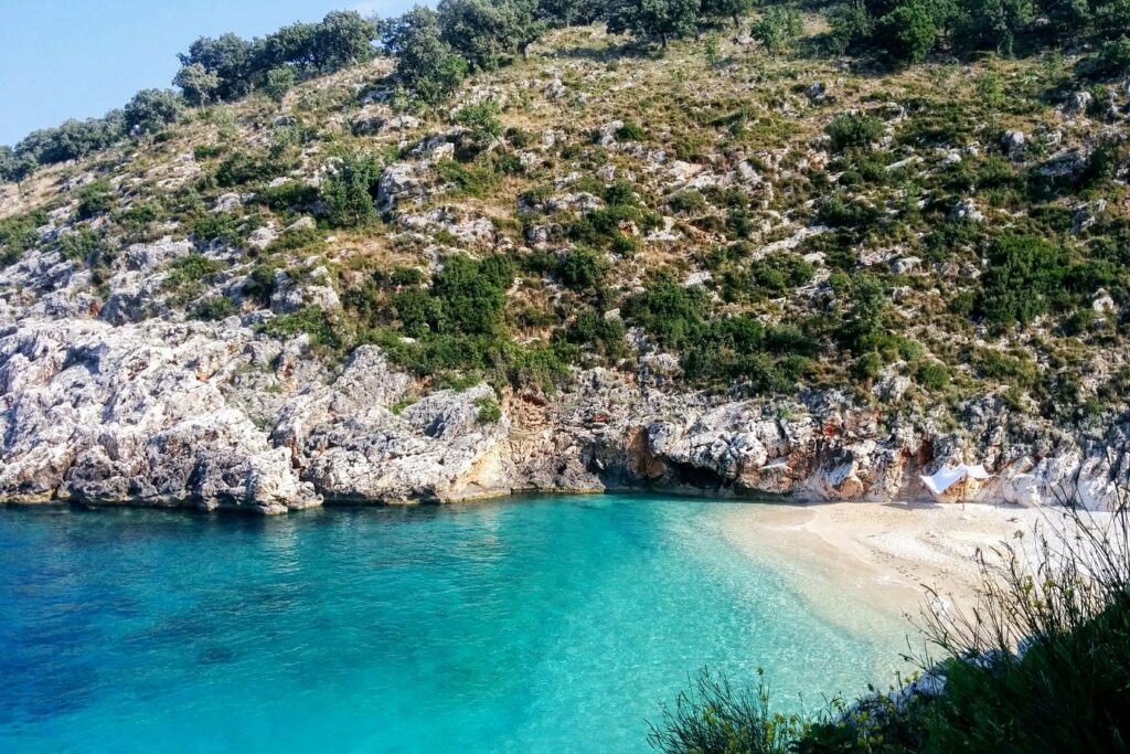 Paysage cotier en albanie du sud avec de l'eau turquoise