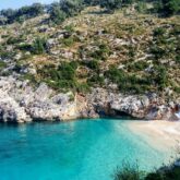 Paysage cotier en albanie du sud avec de l'eau turquoise