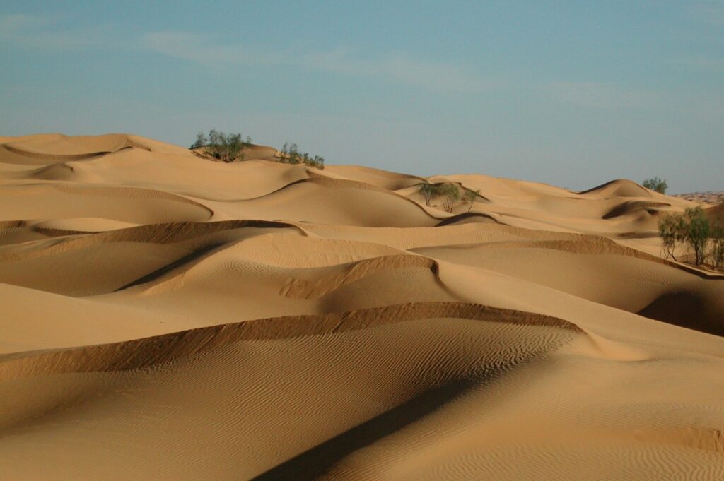 paysage de dunes au Maroc avec un ciel bleu