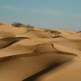 paysage de dunes au Maroc avec un ciel bleu