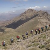 Groupe de randonneurs sur un sentier de randonnée au Maroc au cours de leur ascension du M'goun