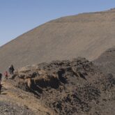 Paysage de montagne rocailleux avec un groupe de randonnée sur un sentier