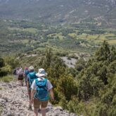 Groupe de randonneurs qui descendent avec leur guide sur un sentier