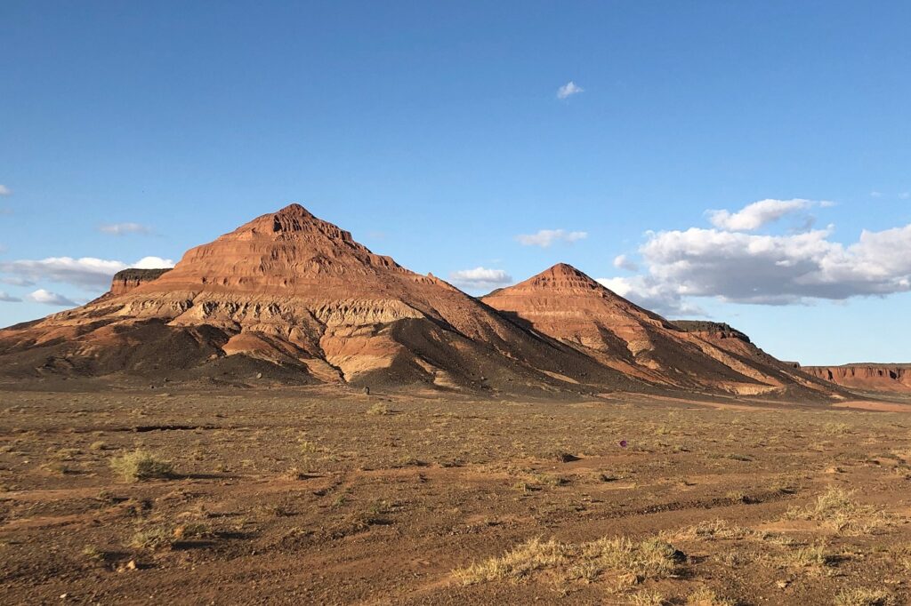 Paysage de Mongolie avec des sommets rocheux de couleur ocre
