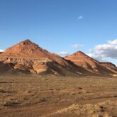 Paysage de Mongolie avec des sommets rocheux de couleur ocre