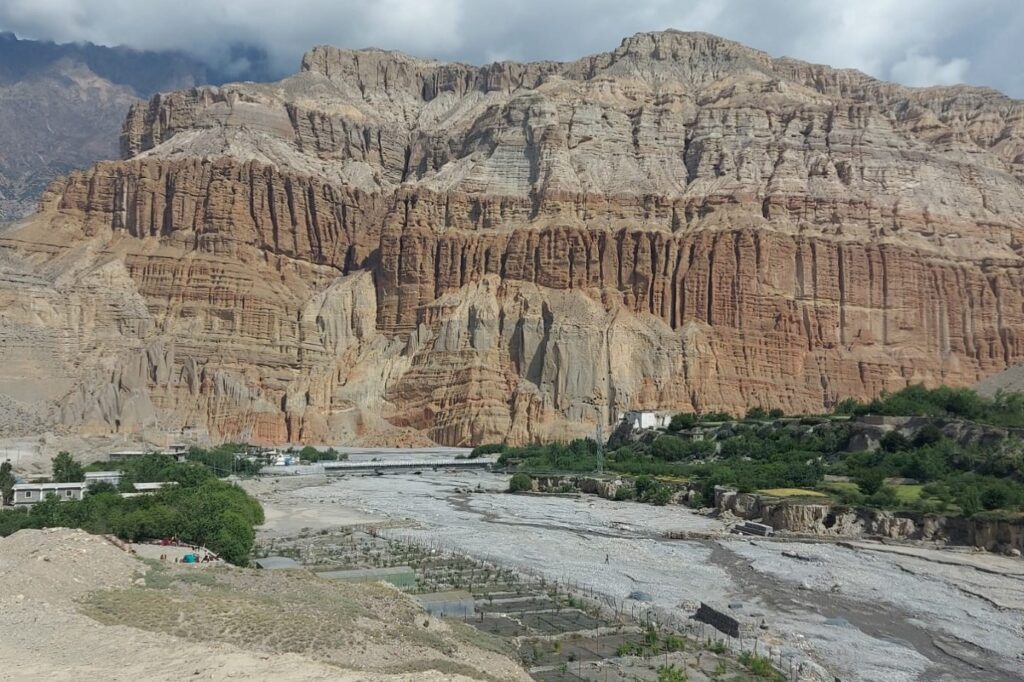 Paysage de montagne du mustang caractérisé par sa couleur ocre ainsi que l'aspect désertique