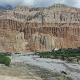 Paysage de montagne du mustang caractérisé par sa couleur ocre ainsi que l'aspect désertique