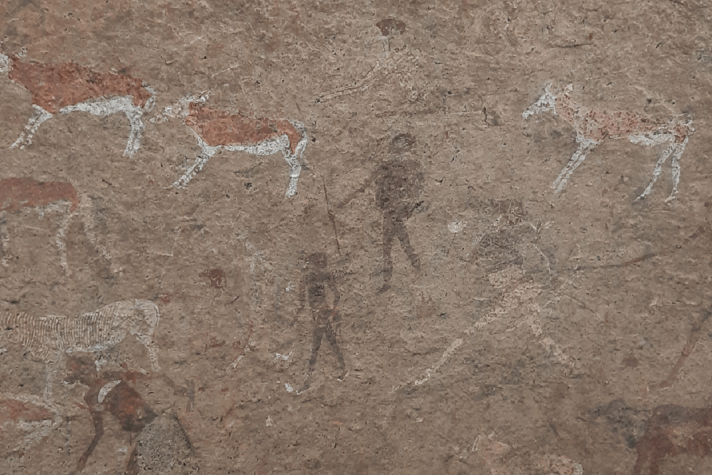 Peinture sur roche en Namibie qui semble représenter des personnages ainsi que des animaux tels que les oryx