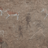 Peinture sur roche en Namibie qui semble représenter des personnages ainsi que des animaux tels que les oryx