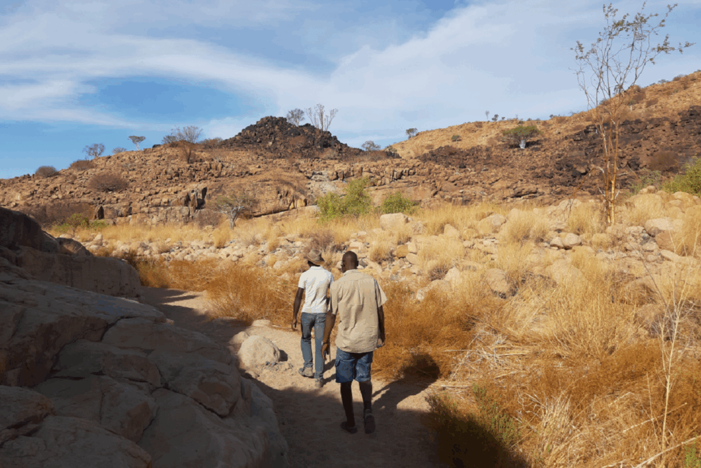 Deux personnes marchant sur un sentier à travers le désert de Namibie