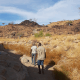 Deux personnes marchant sur un sentier à travers le désert de Namibie