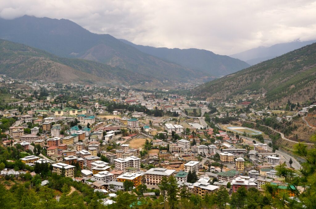 Prise de vue en hauteur d'une ville au Bouthanavec beaucoup de constructions