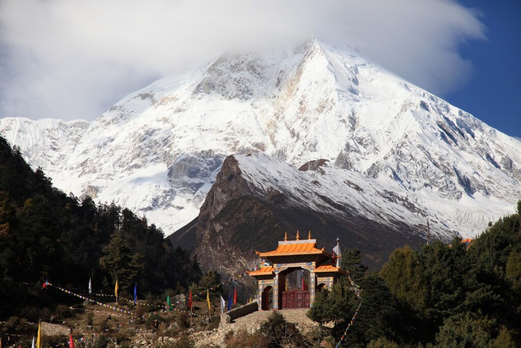 Paysage de montagne au Népal observé lors du tour du Manaslu avec une porte en hauteur