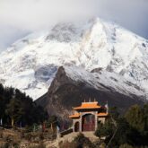 Paysage de montagne au Népal observé lors du tour du Manaslu avec une porte en hauteur