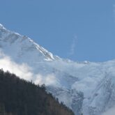 Paysage de montagne avec des sommets des Annapurna en fond