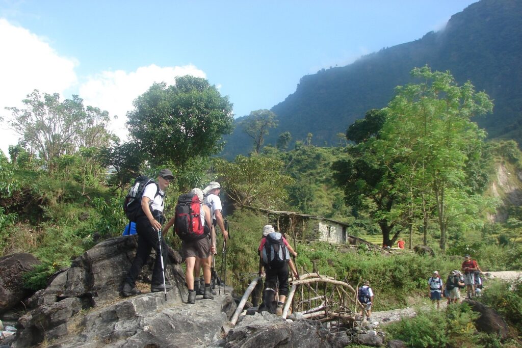 Groupe de randonneurs sur un sentier lors de la découverte du sanctuaire des Annapurna avec leur guide au Népal