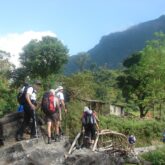 Groupe de randonneurs sur un sentier lors de la découverte du sanctuaire des Annapurna avec leur guide au Népal