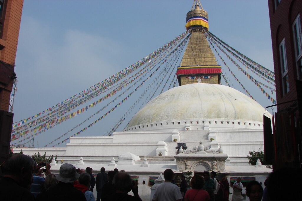 Temple au Népal, avec la foule devant
