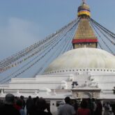 Temple au Népal, avec la foule devant