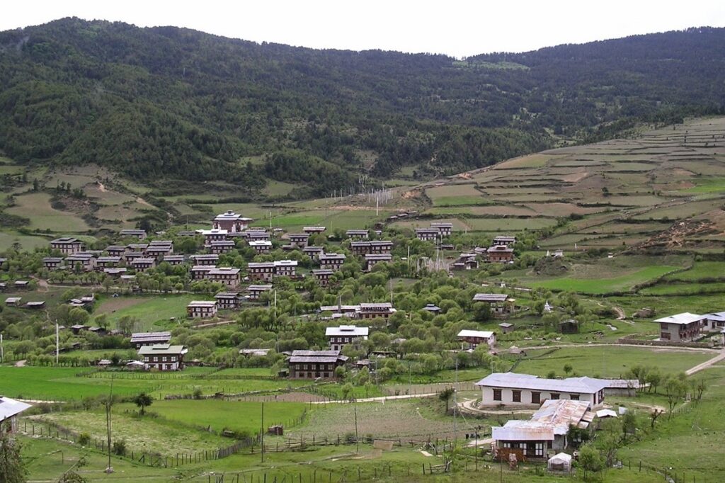 Paysage verdoyant avec un village au Népal