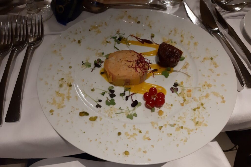 Exemple d'assiette possible à retrouver lors des repas du séjour en restaurant avec une assiette décorée avec des couleurs.