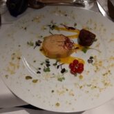 Exemple d'assiette possible à retrouver lors des repas du séjour en restaurant avec une assiette décorée avec des couleurs.