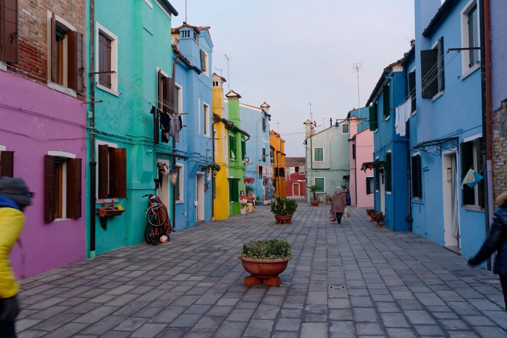 Vue de l'intérieur des rues de Venise avec des maisons colorées et un sol en pavé