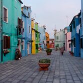 Vue de l'intérieur des rues de Venise avec des maisons colorées et un sol en pavé