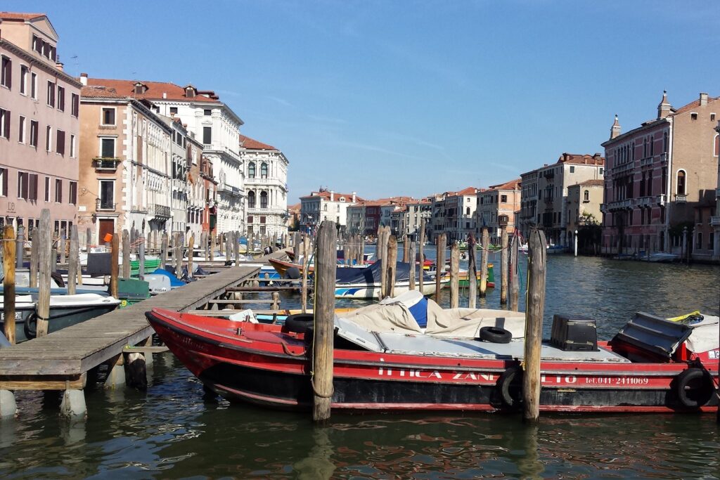 Paysage de la ville de Venise avec des bateaux au port
